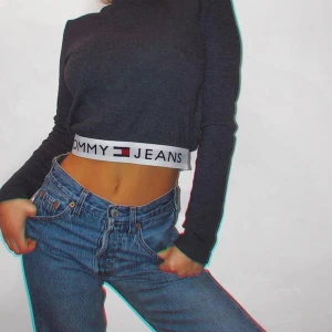 Tommy Hilfiger crop top i nyskick! - Tommy Hilfiger crop top. Använd en gång så helt i nyskick! Utan defekter, marinblå färg