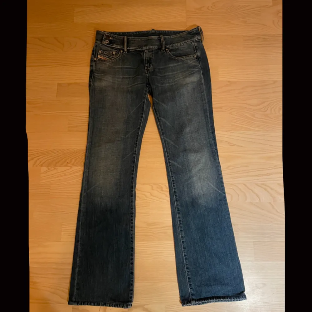 Säljer dessa sjukt snygga diesel jeans då dem tyvärr blivit försmå, dem är i perfekt skick och har inga defekter Dem är i storlek w28. Jag är 155 men dem är alldeles för långa på mig💕Kom privat för mer info💕. Jeans & Byxor.