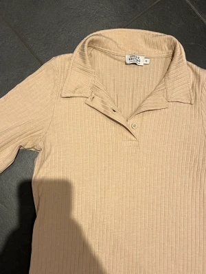 Trendig tröja - Beige ribbad tröja🤍