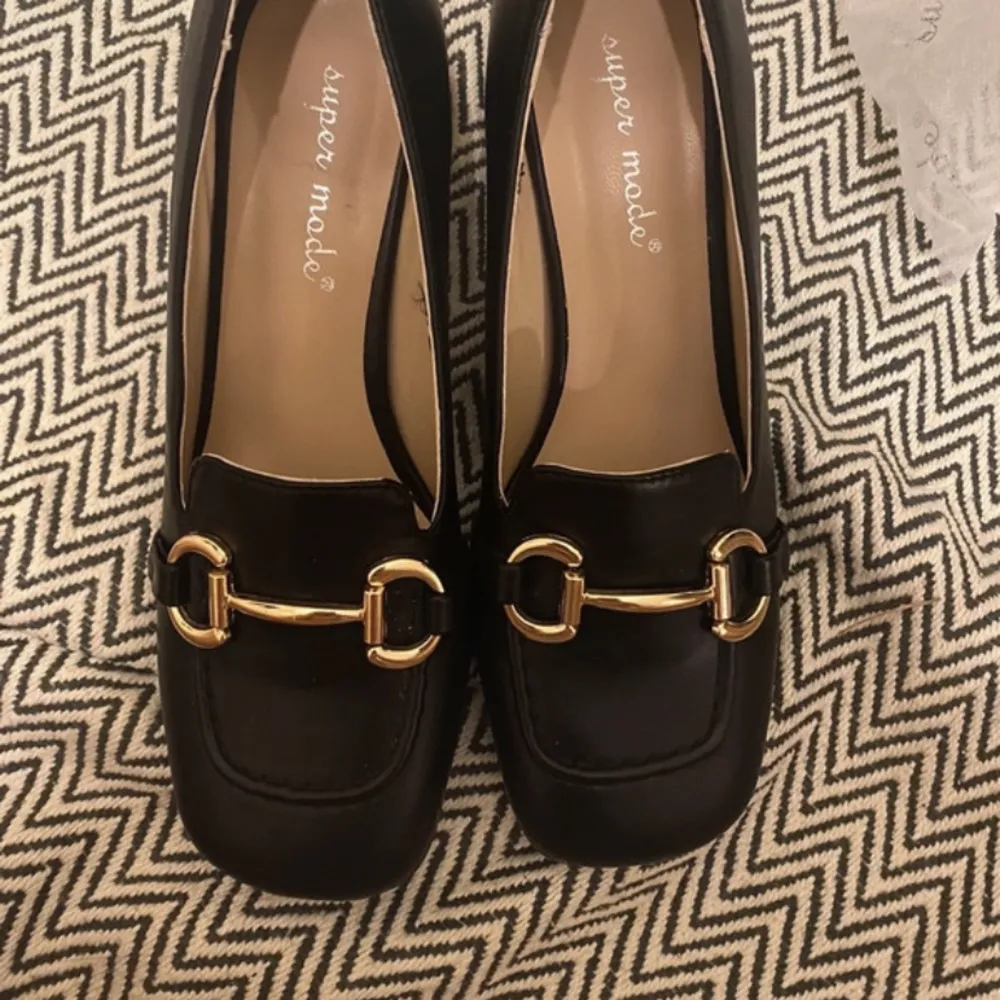 Säljer HELT NYA- OANVÄNDA svarta pumps. Skornas klack är block heel som är cirka 5cm.  Eftersom de är helt nya följer deras helt oskadade, original skolåda med, tillsammans med fint skyddspapper som kom tillsammans med skorna. Mycket lätta och bekväma 😊. Skor.