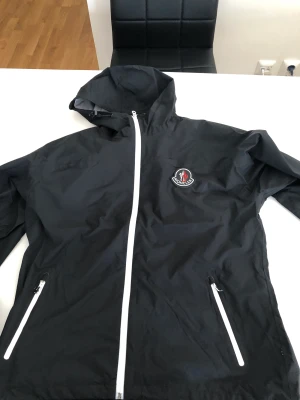 Moncler jacka - Storlek L helt oanvänd o fräsch skickas snabbt o billigt 
