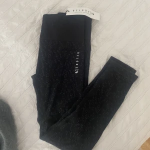 Relode träningsthights  - Oanvända träningsthights med lappen kvar. Endast testade.  Säljer pga. Fel storlek 