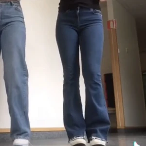 Blå flare jeans - Säljer mina blå flare jeans från Mango i storlek 38 med midwaist.Byxorna är långa då jag själv är 182. 