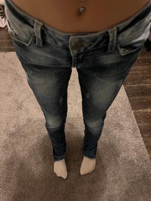 Jättesnygga - Jätte fina low Waits jeans bootcut och slit tyvär förstora i midjan