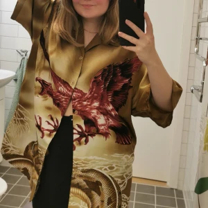 Skjorta orm fågel XL Cobra-Moda - Snygg skjorta från Cobra-Moda köpt secondhand. Kommer tyvärr inte till användning då jag känner att den är lite väl stor på mig.. 😅 Jag är 157. Samma tryck på baksidan! Knappar går hela vägen, men jag kände mig lite lat.. 80% bomull, 20% polyester