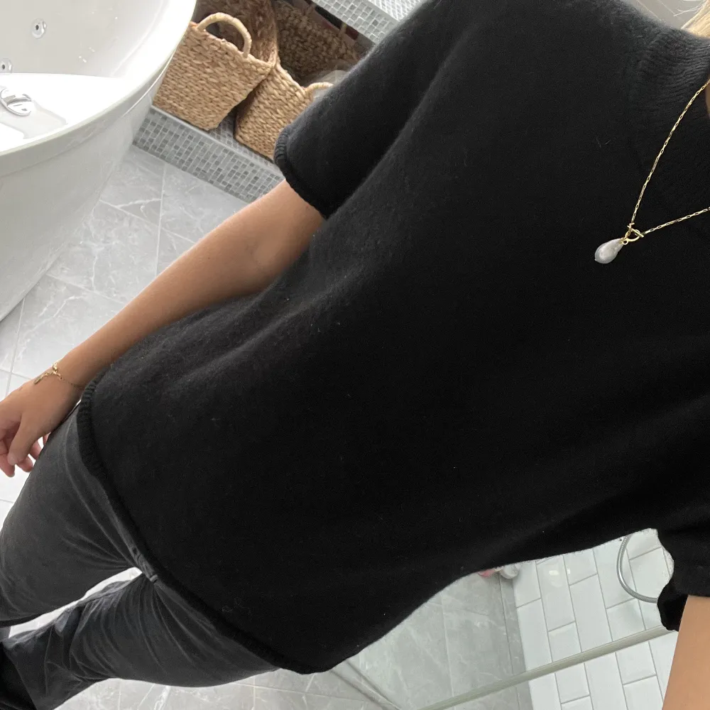 Super snygg cashmere T-shirt!! Den är snygg till allt och hur skön som helst! Storleken är en L men är väldigt väldigt liten i storlek!🥰🥰. Stickat.