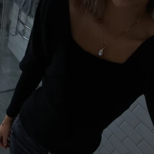 Svart topp! - Super fin svart topp! Du kan välja att ha den på olika sätt, som en off shoulder, ungefär som en ”one shoulder” eller helt enkelt bara som den är🥰🥰