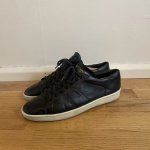 Saint Laurent Skor - Säljer mina Sl 02 då de är för små, skorna är i begagnat skick och rätt creasade vid tån (där av priset) 