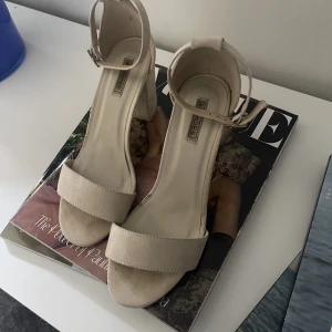 Klackar  - Säljer dessa fina klackar från Nelly då de aldrig kommer till användning. Använda 2 ggr och är i bra skick. Storlek: 38