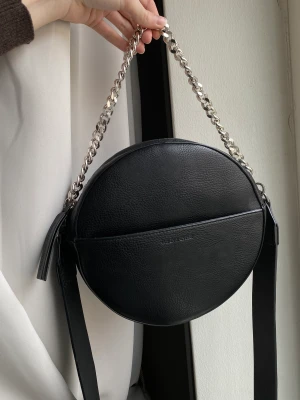 Väska ifrån Carin Wester  - Väska ifrån Carin Wester, jätte snygg och rymlig. Utmärkt skick. Kedjan har jag själv satt dit men kan följa med om så önskas💕