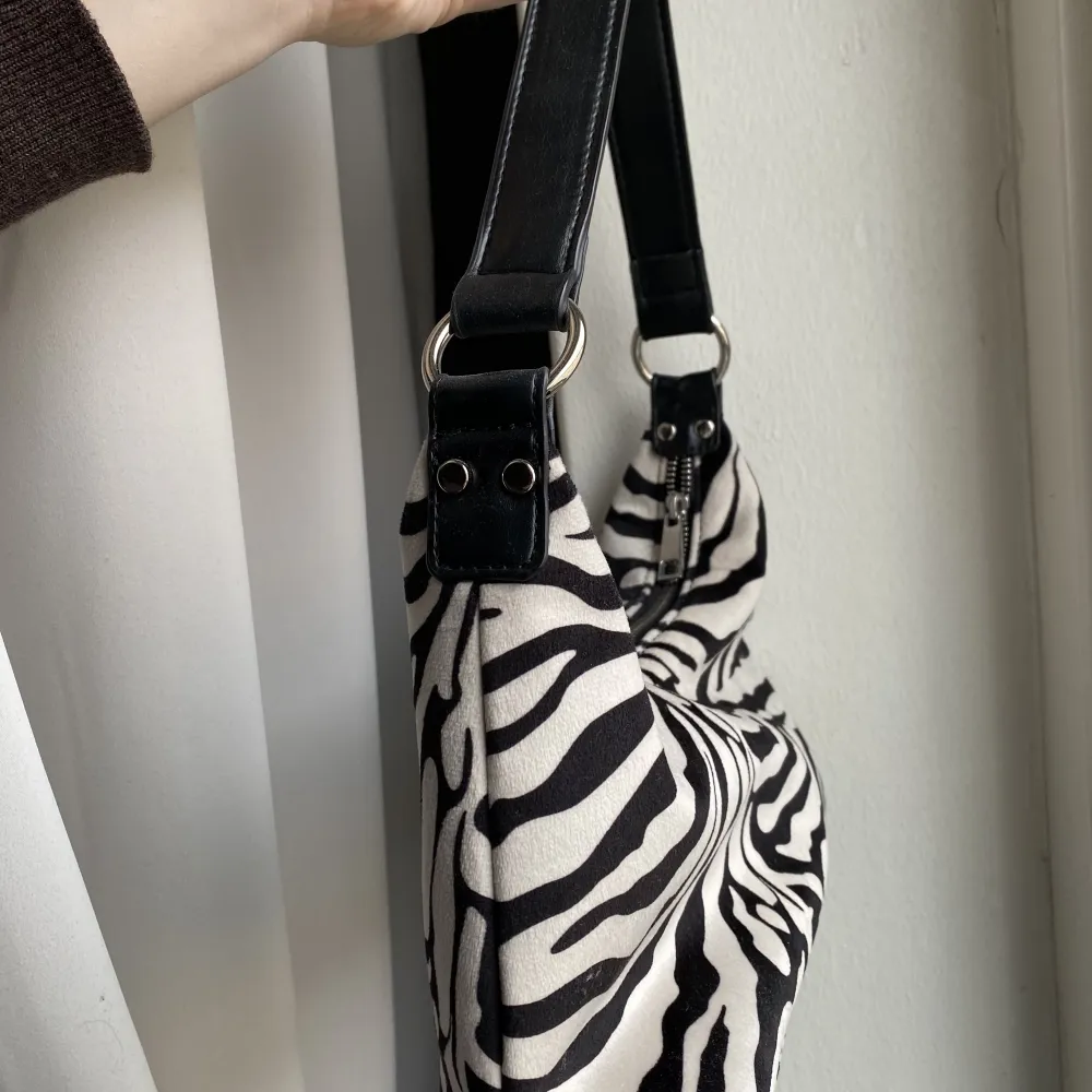Jätte snygg zebra väska ifrån Gina, rymlig och bekväm att bära💕. Väskor.