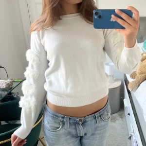 Tröja!  - Så snygg tröja med päls detaljer på armarna! Små fläckar i fram som knappt syns ska tvätta tröjan nu och se om dom går bort, skriv till mig privat för svar om hur det går med fläckarna😊