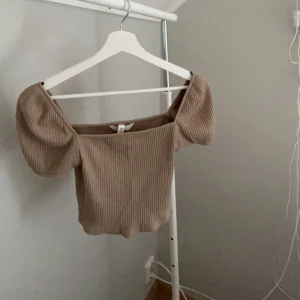 Beige topp - Säljer denna beiga topp pågrund av att jag inte använder den💗har använt fåtal gånger så den är i väldigt bra skick💕