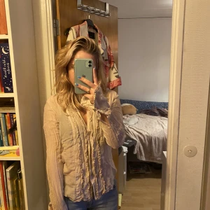 Topp - Jätte snygg samt sött topp/blus från gossip. Storlek M, jätte skön och tunn i materialet. Toppen är ljus lila Pris kan disskuteras💕