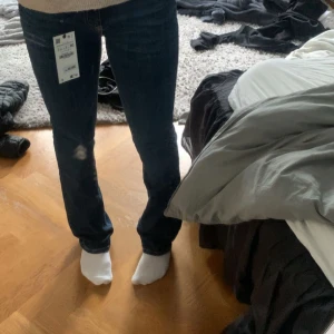 Lågmidjade zara jeans  - Säljer dessa zara jenas💞 dem är helt slutsålda på hemsidan💞dem är i bra skick💞