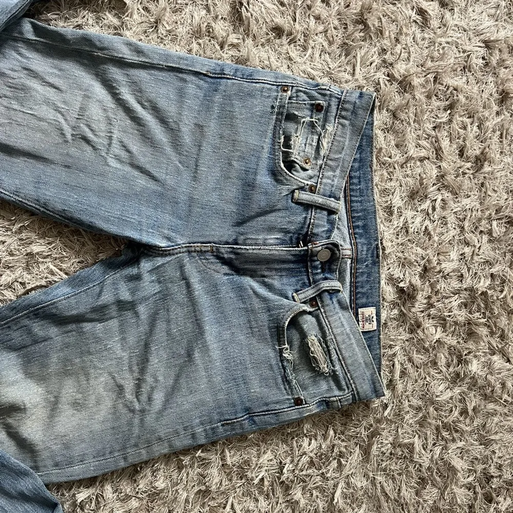 As snygg jeans med hål ❤️. Jeans & Byxor.