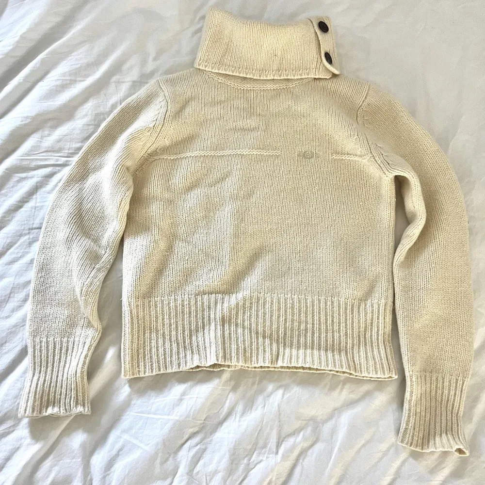 En tjock stickad tröja från märket Henri Lloyd, den är knappt använd o ser helt ny och fräsch ut. Den sitter som en XS/S. Den har 70% lammull och passar därför riktigt bra nu till hösten/vintern❤️. Stickat.