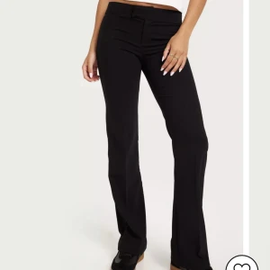 Low waist kostymbyxor - Hej! Jag säljer nu dessa helt nya kostymbyxorna från Nelly! De är helt oanvända med prislappen kvar. Säljer pga att jag ej hann skicka tillbaka de💘 i storlek 34 