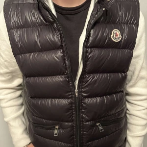 Moncler väst - Säljer nu min moncler väst som är i extremt bra skick. Köpt i vintras men var inte använts mycket. Det är storlek 2 som motsvarar M men sitter mer som S.