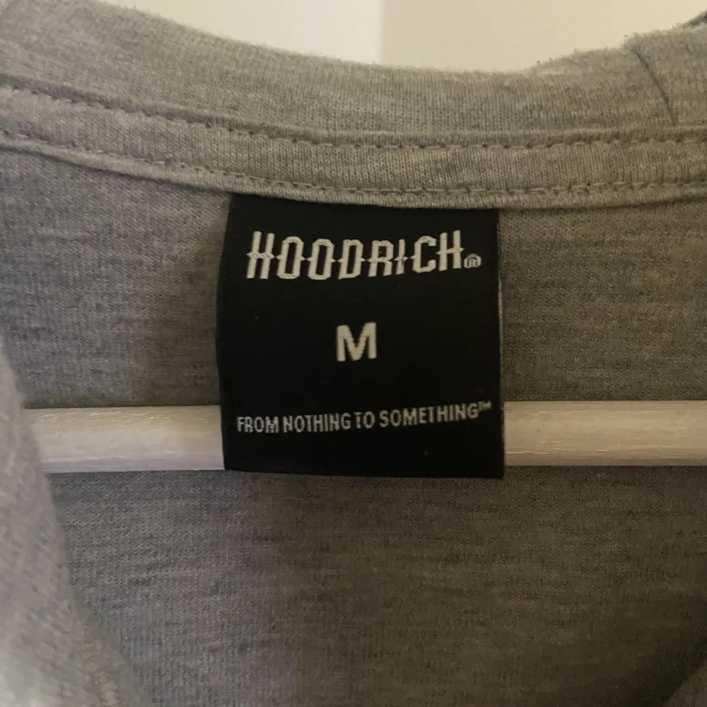 Säljer en grå zip hoodie från Hoodrich, använd ca 2-3 gånger så den är i väldigt bra skick. Originalpris 1299kr från JD, modellen säljs inte längre.. Hoodies.