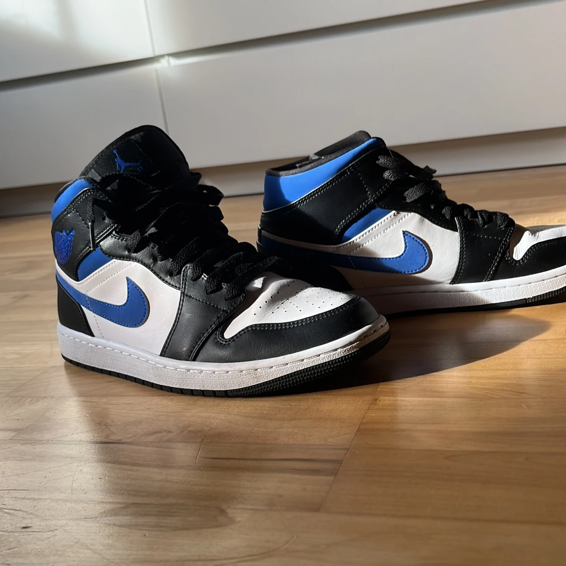 Jordan 1 mid White Black Royal