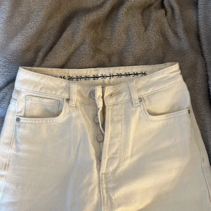Vita jeans - Jättefina vit/beiga jeans som tyvärr blivit för små för mig. Storlek w25