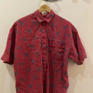 Vintage skjorta röd storlek M/L säljes för 150kr