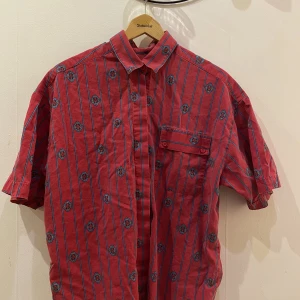 Vintage skjorta  - Vintage skjorta röd storlek M/L säljes för 150kr