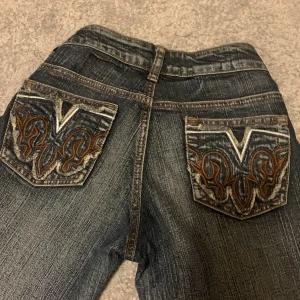 Snygga jeans - Jätte fina Lågmidjade jeans i bra skick. Står att de är storlek M men hade sagt att de är Xs. Pris går att diskutera 💗