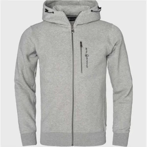 Sail racing tröja - Säljer min gråa (även en mörkblå i en annan annons) Sail racing tröja som knappt är använd då jag köpte 2st men bytte stil och sedan bara legat och inte användts! Nypris 1500! Sitter som en xs 💕