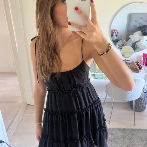 Klänning - Så söt volangklänning med justerbara band så den passar fler än bara M