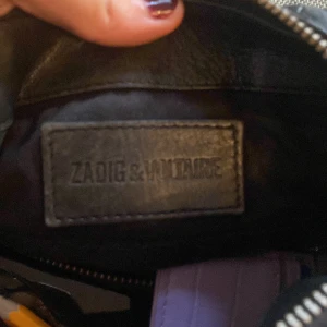 Zadig väska - Säljer denna superfina zadig väska då jag inte använder den längre, köptes på plick tidigt i år och är lite sliten på sidorna men det är inget man märker om man inte studerar väskan super noggrant Kontakta för fler bilder Köp direkt för 700!💖kan mötas upp