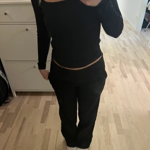 svarta kostymbyxor  - Ett par lågmidjade kostymbyxor från Nelly i storlek 36. Knappt använda!! 