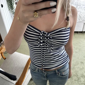 Randig tub top - Jag säljer nu denna fina tubtop från holly & whyte! Den är helt oanvänd (prislappen sitter fortfarande kvar)💕 nypris:129 