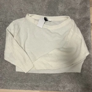 stickad tröja  - En stickad tröja från H&M som aldrig är använd. Den är perfekt nu till hösten🍂