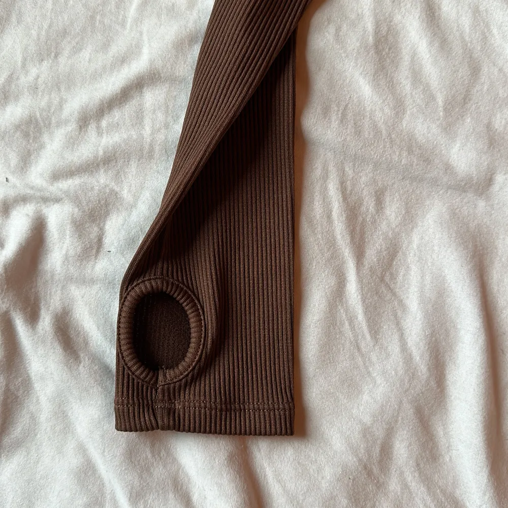 En brun tröja från hm med hål vid tummarna aldrig använd i storlek S. Toppar.