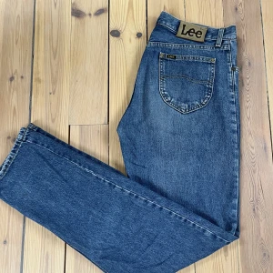 90s lee jeans  - Ett par baggy lee 90s jeans i storlek M, w30 l34