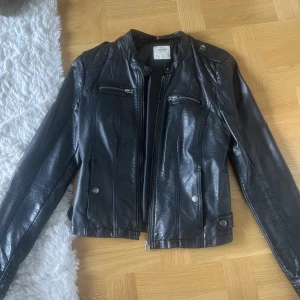 Skinnjacka från Vero Moda. Storlek S - Säljer min skinnjacka från Vero Moda i storlek S. Jackan är i väldigt gott skick. Passar både storlek S och XS. 