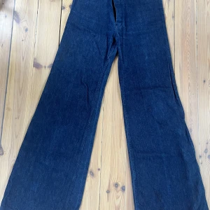 Super fleard 70s jeans  - Ett par jeans direkt från 70 talet! Riktig Dasiy Jones and the Six jeans  Är åt det mindre hållet sås kulle gissa på en s/m w29/l34 