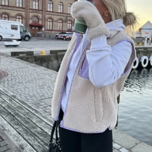 Teddy väst - Säljer den här slutsålda mysiga Teddy västen som är från veromoda, västen är i storlek m men passar även en xs-m beroende på hur man vill att den ska sitta☺️   