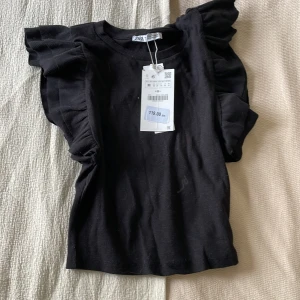 Zara topp svart - Säljer denna zara toppen som är helt ny