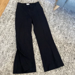 Kostymbyxor  - Storlek 38, med slits från weekday, lågmidjade, bootcut