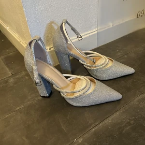 Klackar - Helt nya klackar, aldrig använda Säljs pga liten storlek köpta för 300kr säljs för 200kr