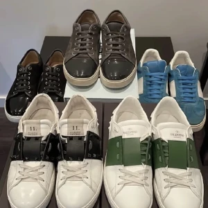 Söker dessa skor - Om man har ett par lanvin, valentino, sneaky steve eller liknande i storlek 46 så kontakta mig gärna. Jag är öppen för köp mellan 1000-2000 kr.