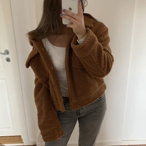 Björn jacka  - Jag är 163cm. Jackan är från ginatricot och är använd fåtal gånger, storlek M