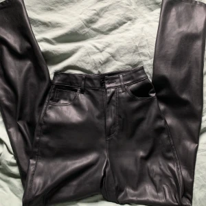 Skinnbyxor - Supersnygga svarta skinbyxor😍🖤