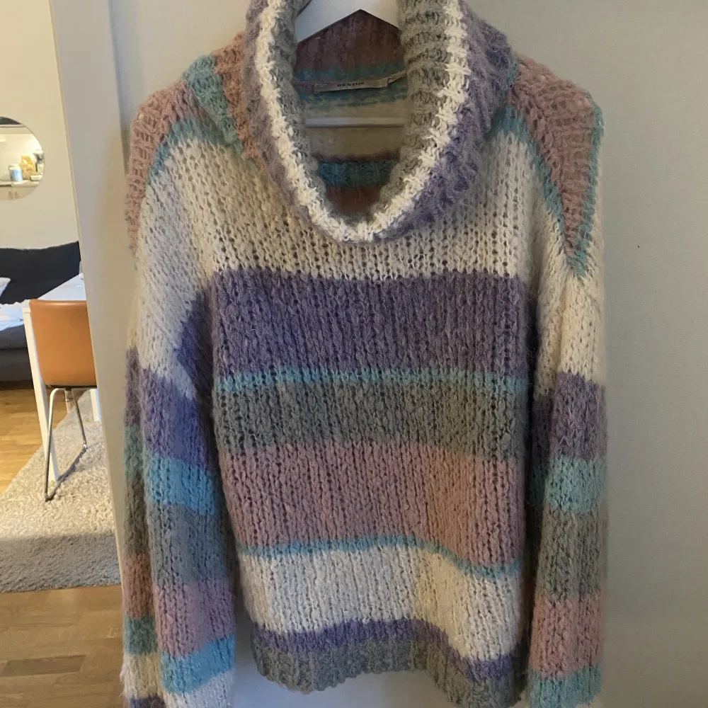 Säljer en så mysig stickad tröja i mycket fint skick från Gestuz i strl XS. Modellen är lite oversized. Använd runt 2-3 gånger. Mixat material i polyamid, ull och alpacka. Nypris var 3000:- på Jackie 2020. . Stickat.