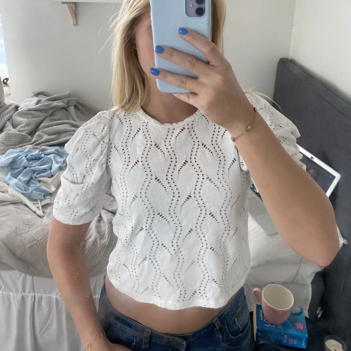 Topp med hålbroderier