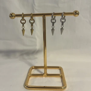 StilSthlm  - Super snygga nickelfria örhängen! Finns i silver & guld. Köp för 109kr/st Eller 189kr/paret. Modell 101. Smyckeställningen finns även att köpa för 299kr!