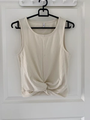 Clean girl linne - Linne från Only. Passar perfekt till nån fin kappa och jeans😍 Köpt för +129kr